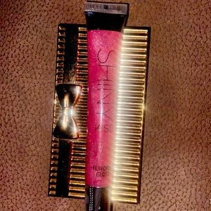 Victoria secrets shiny kiss gloss. Strawberry fizz. Brand new